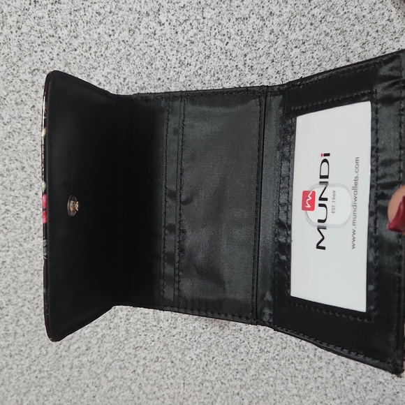 Mundi Women Tri-Fold Wallet - Picture 7 of 8